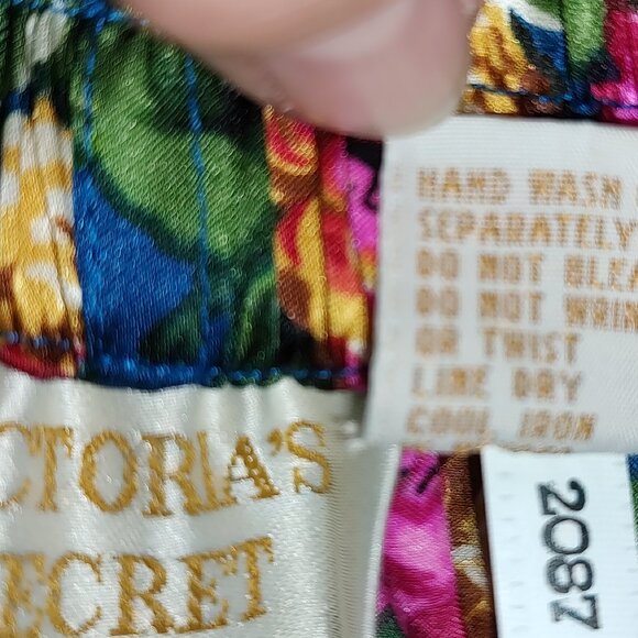 NWT VICTORIA'S SECRET VINTAGE BOXER SHORTS FLORAL 100% SILK NWT LADIES SMALL - Picture 3 of 6